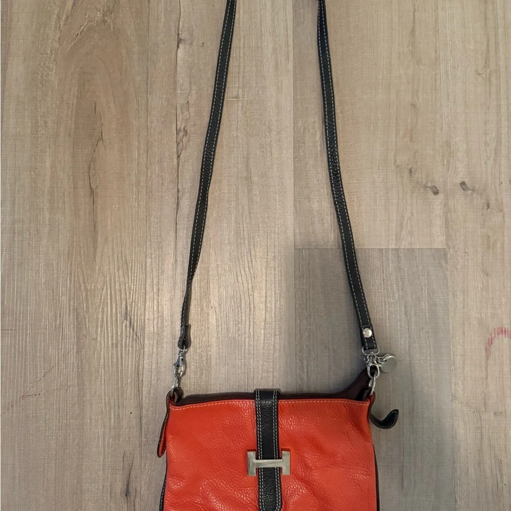 Vera Pelle Coral Pebbled Leather Crossbody - Picture 2 of 4